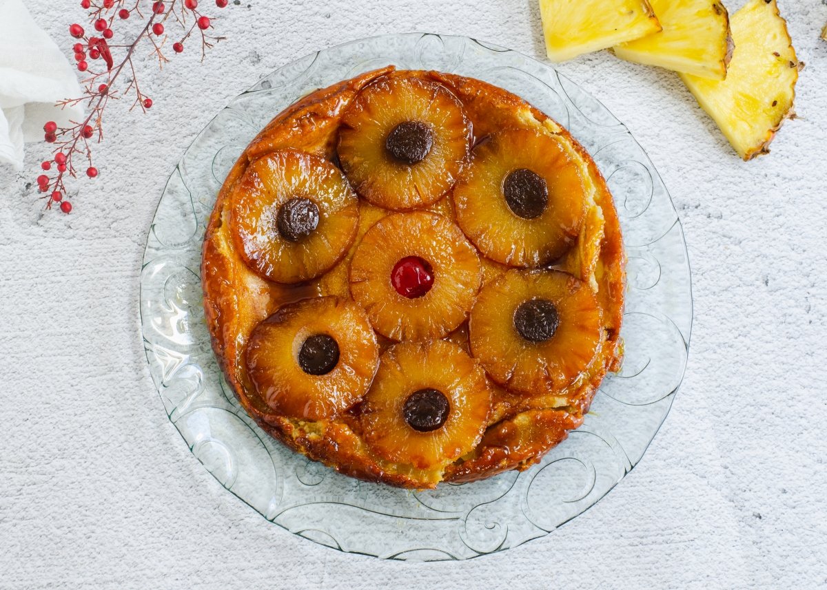 Corte de la tarta Tatin de piña