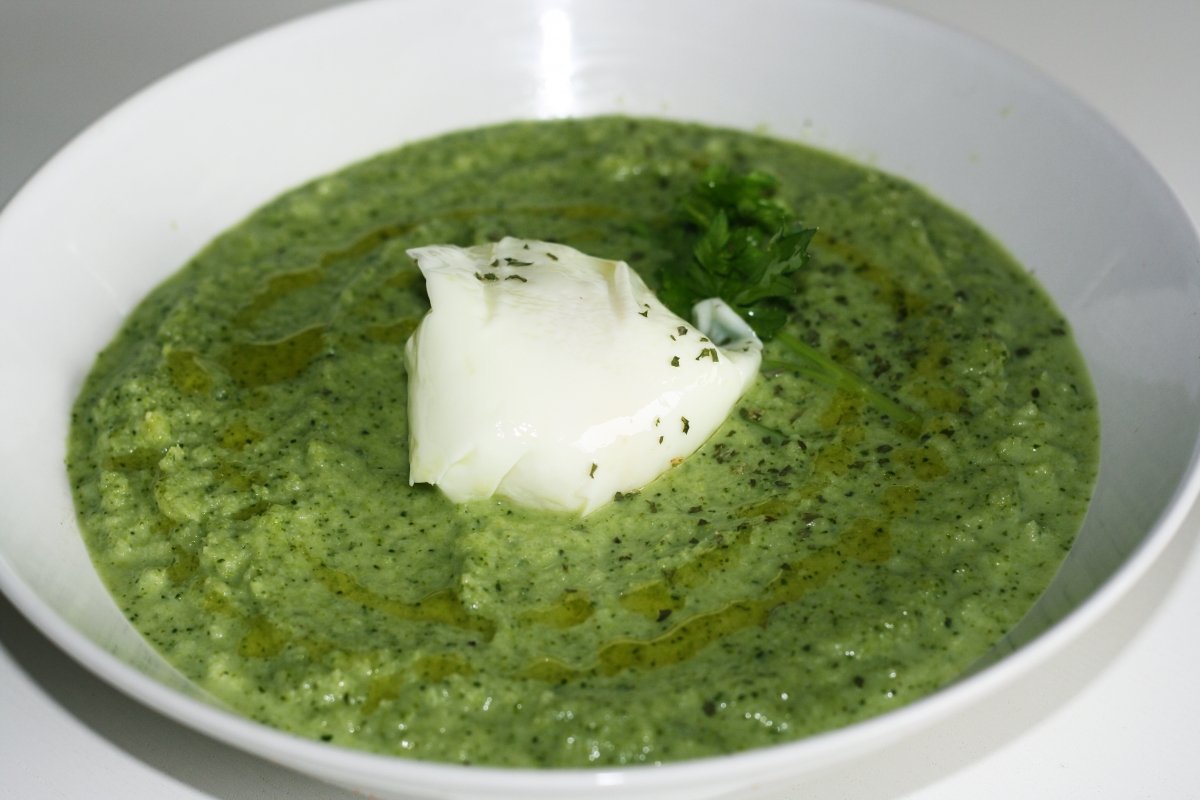 Crema de brócoli con huevo poché