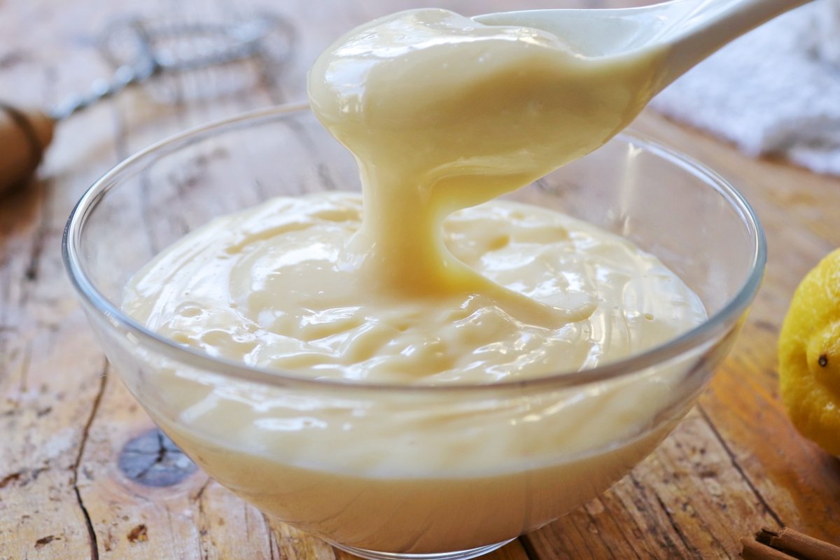 Crema pastelera en cuchara
