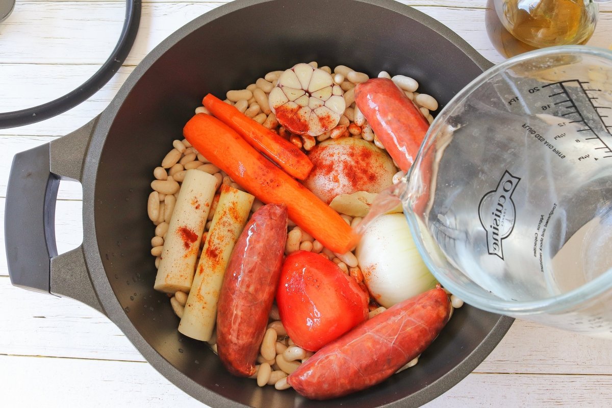 Cubrir con agua las alubias blancas con chorizo