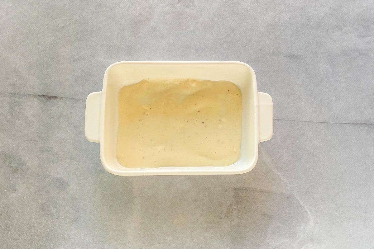Cubrir el fondo del molde con salsa bechamel