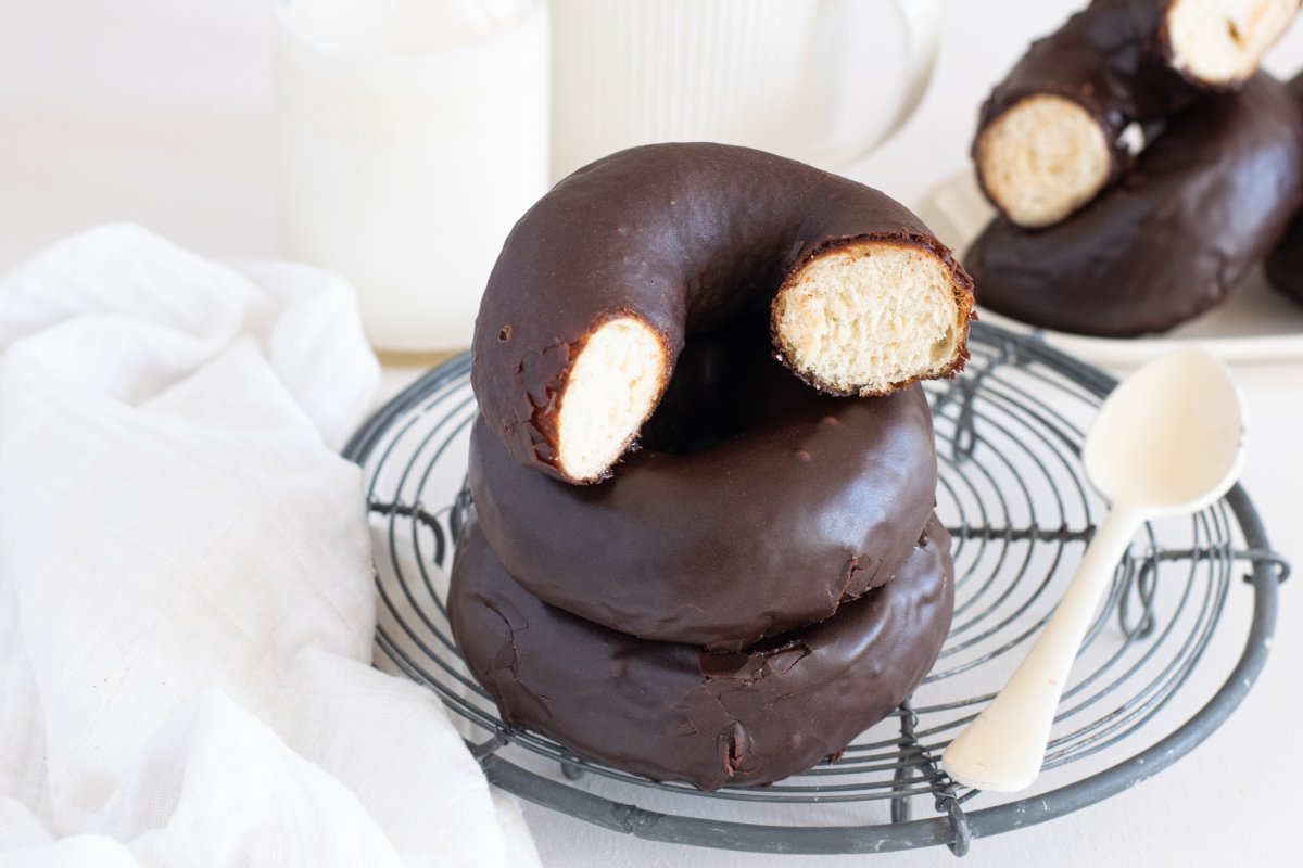 Donuts de chocolate en el plato