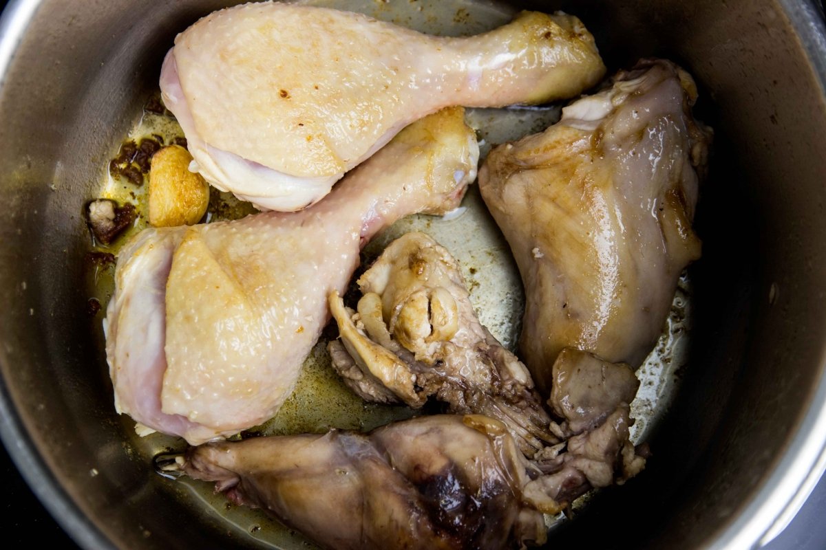 Dorar la carne para hacer el caldo