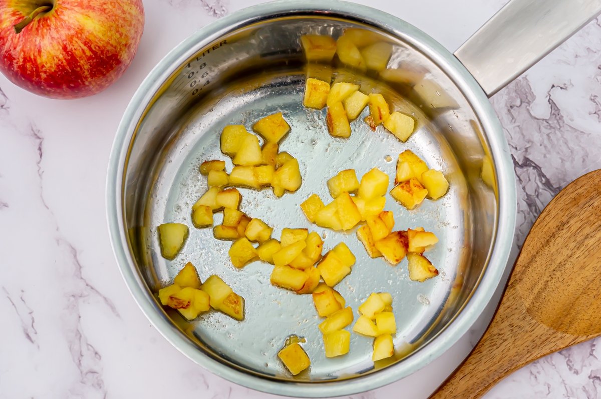 Dorar unos dados de manzana para decorar la vichissoise