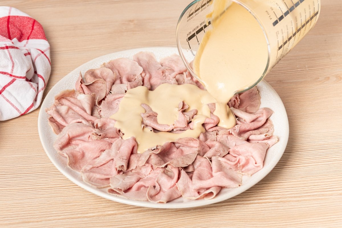 Echando la salsa sobre el vitello tonnato