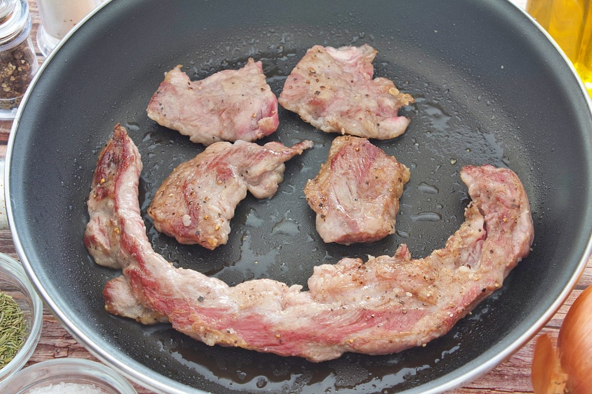 El lagarto del lagarto de cerdo ibérico a la plancha dado la vuelta
