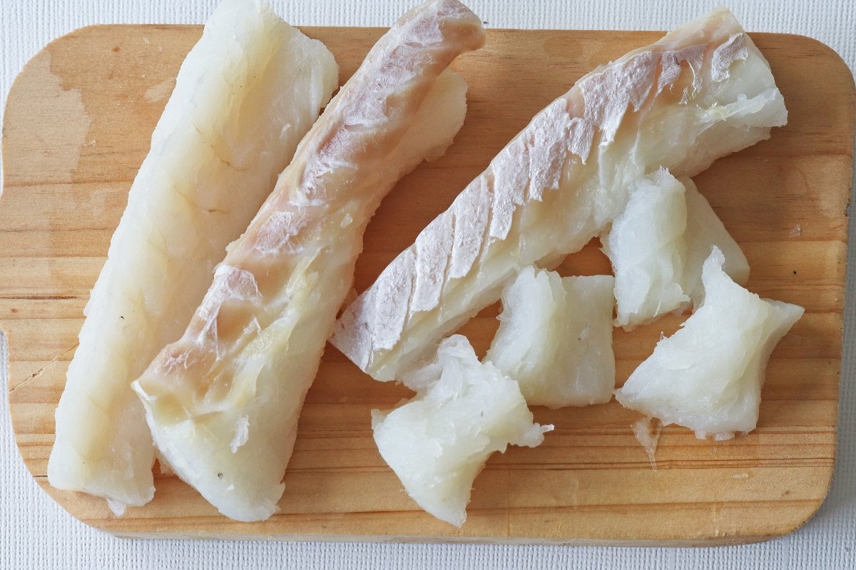Eliminar la piel del bacalao para el potaje de vigilia