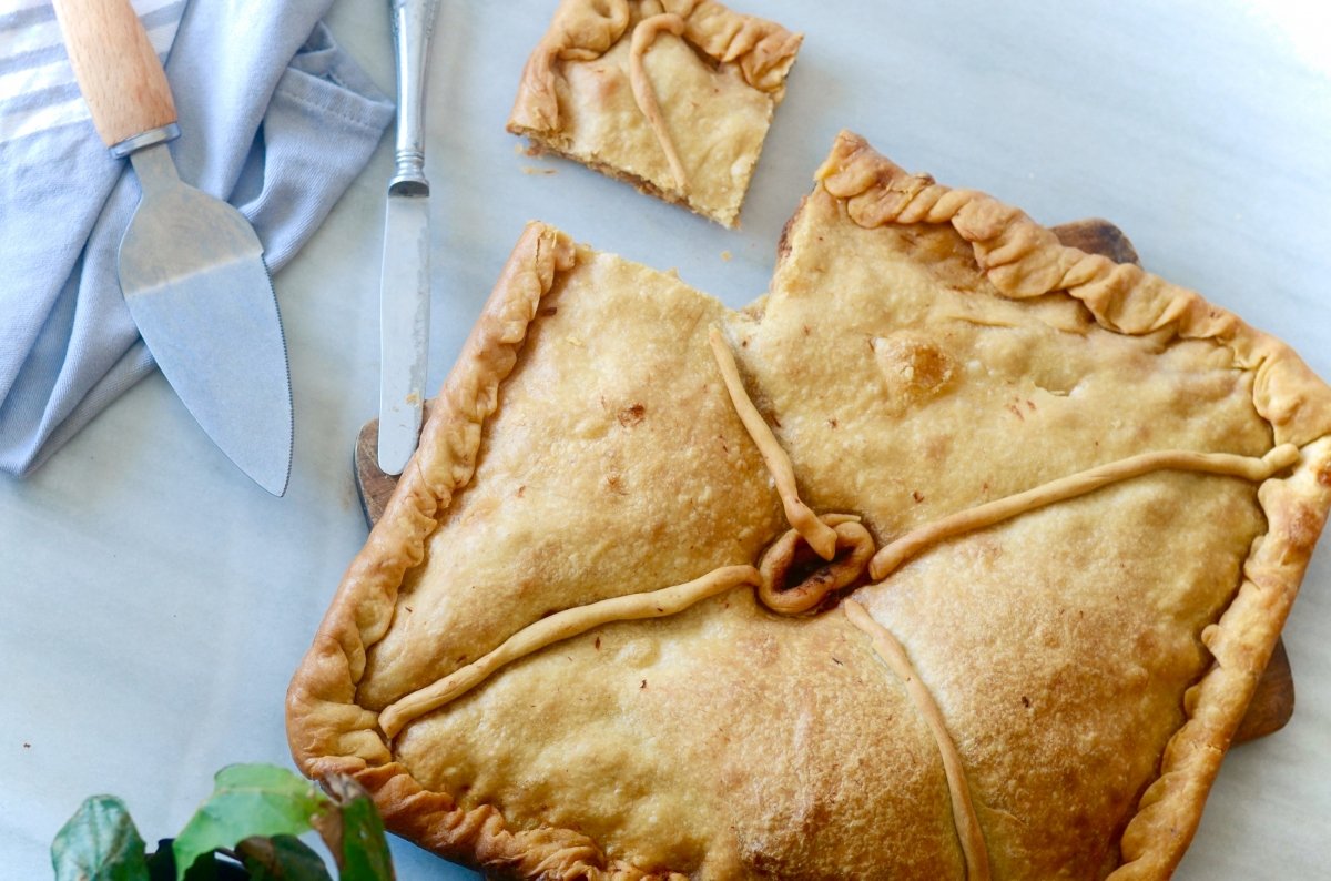 Empanada de bonito recién horneada
