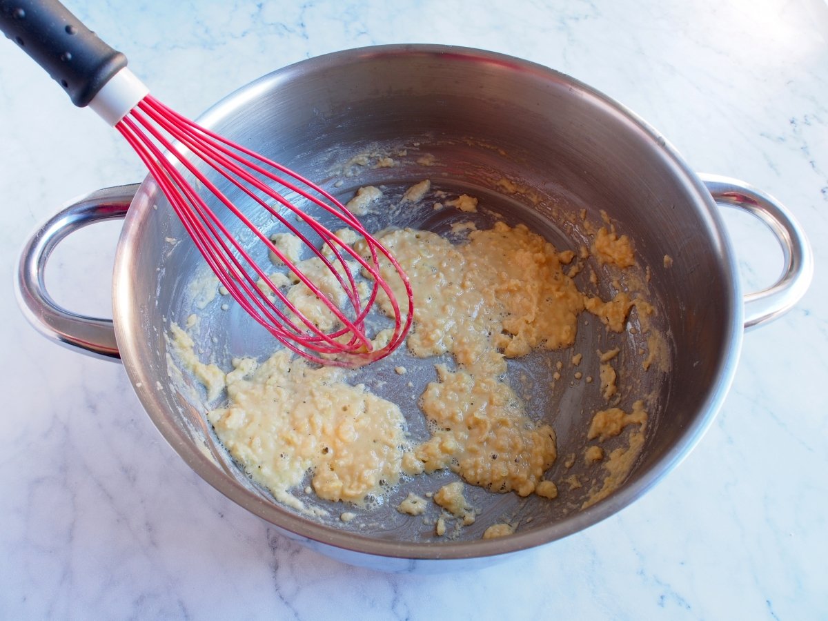 Empezar a preparar la bechamel para las croquetas de curry
