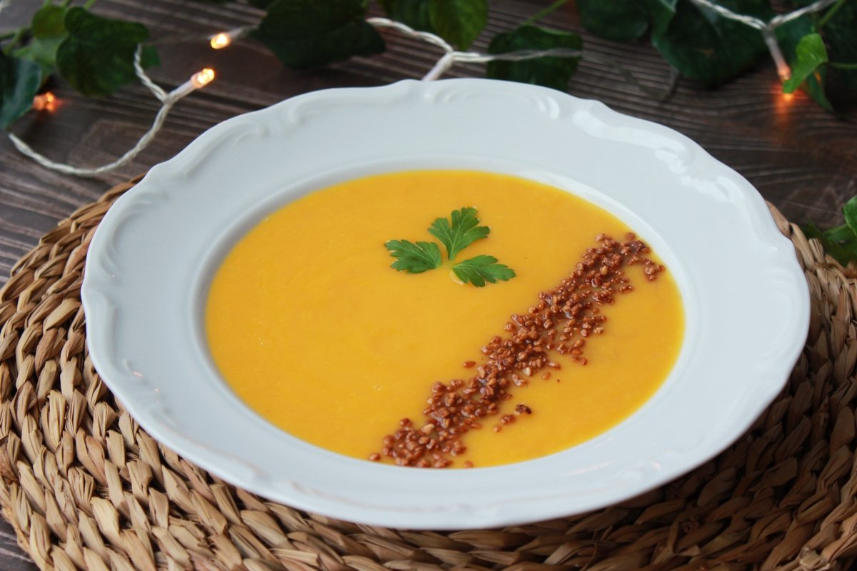 Emplatado final de la crema de puerro y zanahorias