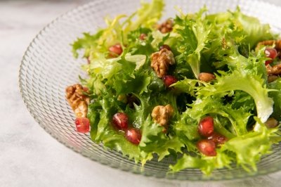 Ensalada de escarola, granada y nueces