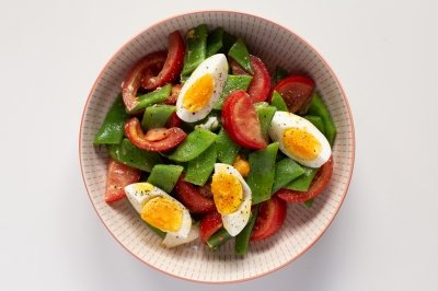 Ensalada de judías verdes con tomate y huevo cocido
