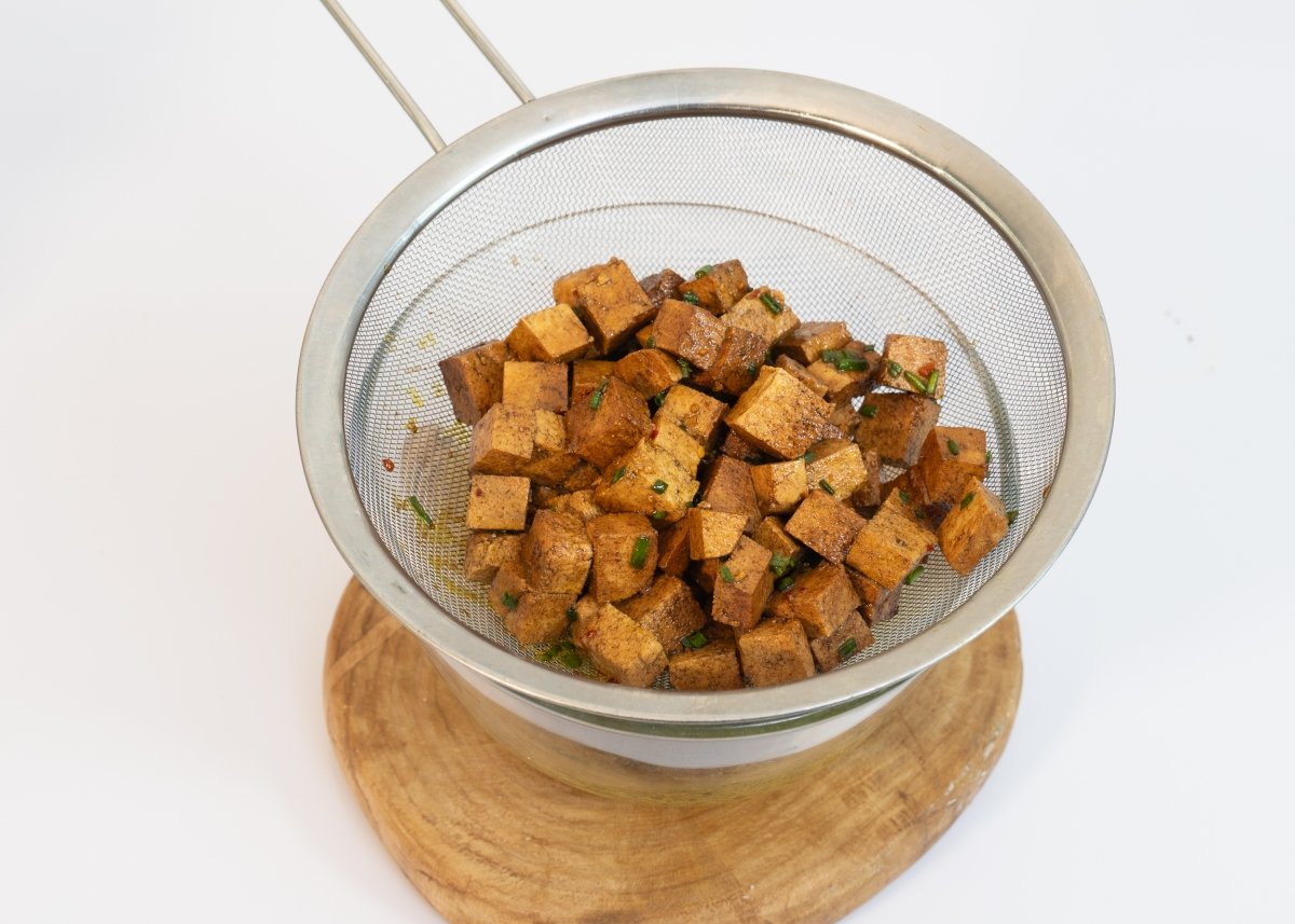 Escurriendo el tofu marinado