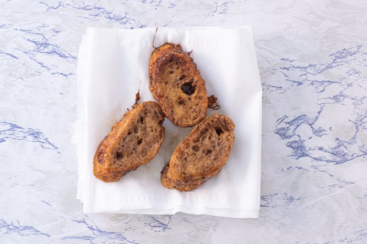 Escurrimos el aceite de las torrijas de leche condensada