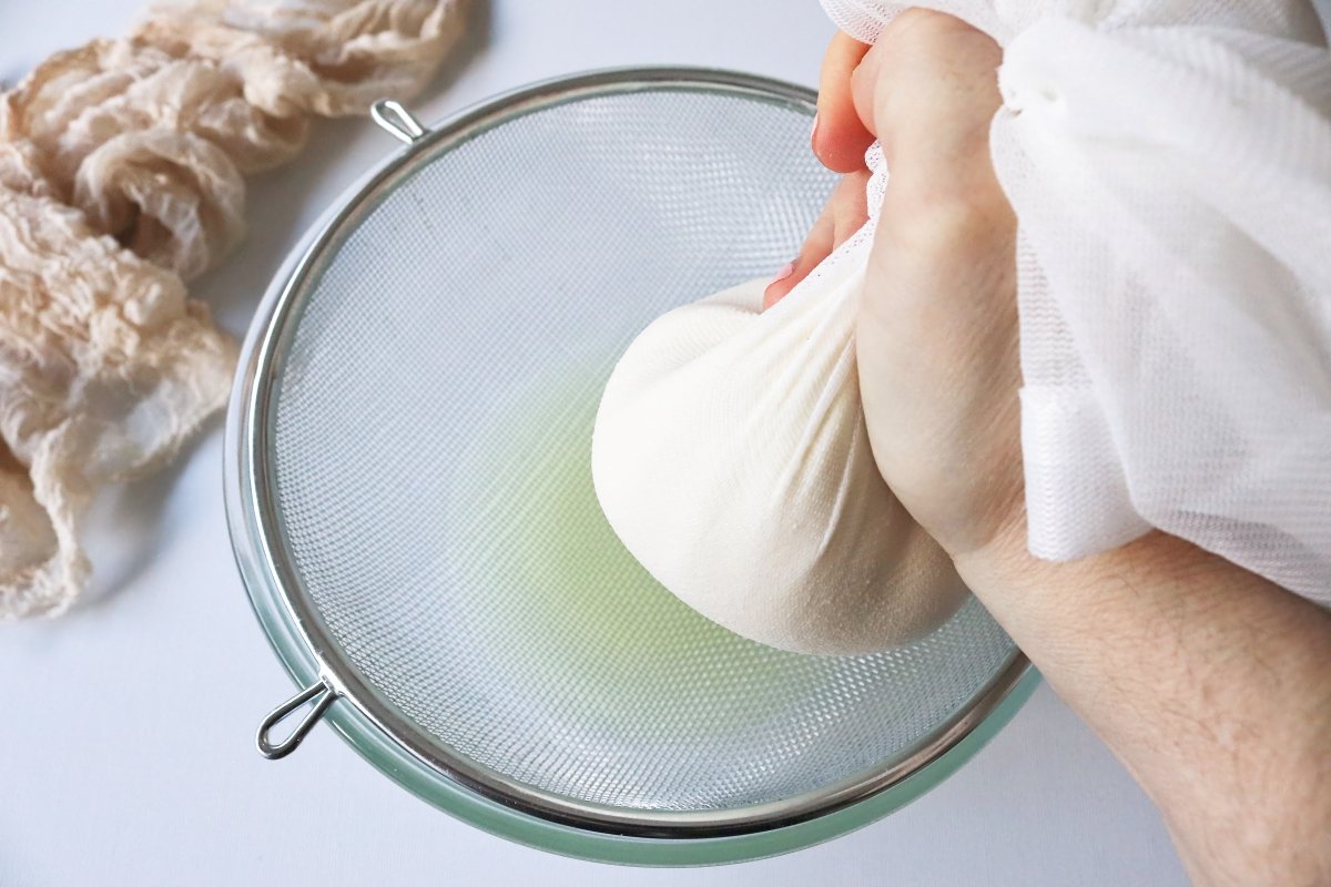 Escurrir en la malla el queso fresco casero