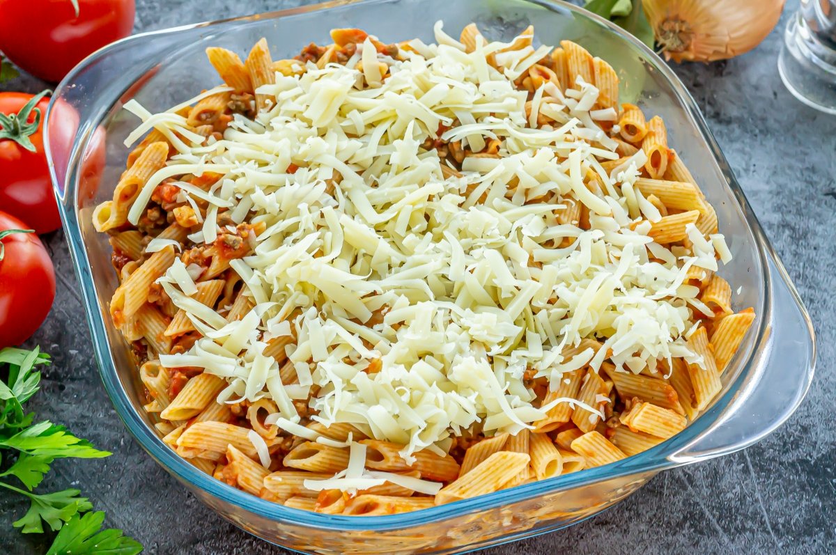Espolvorear el queso rallado sobre los macarrones