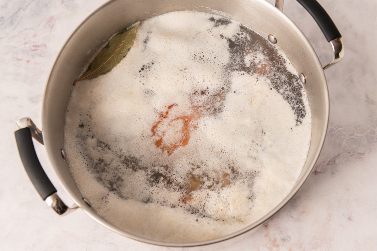 Espuma en la olla de cocer buey de mar