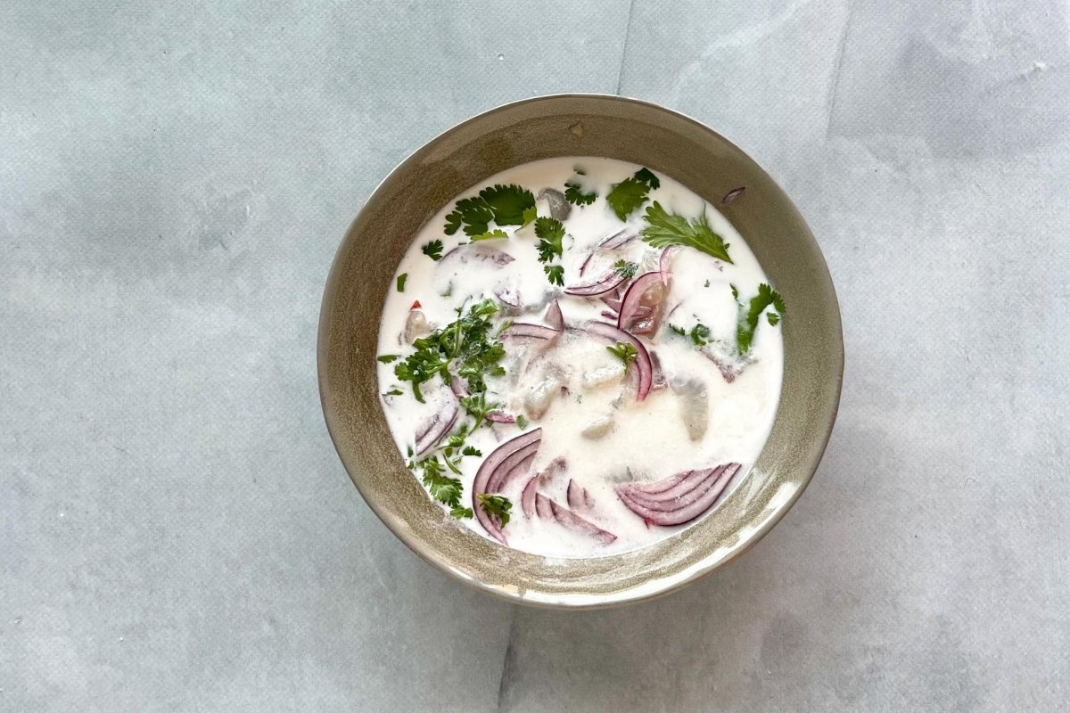 Exprimir las limas, incorporar al ceviche y reservar en el frigorífico