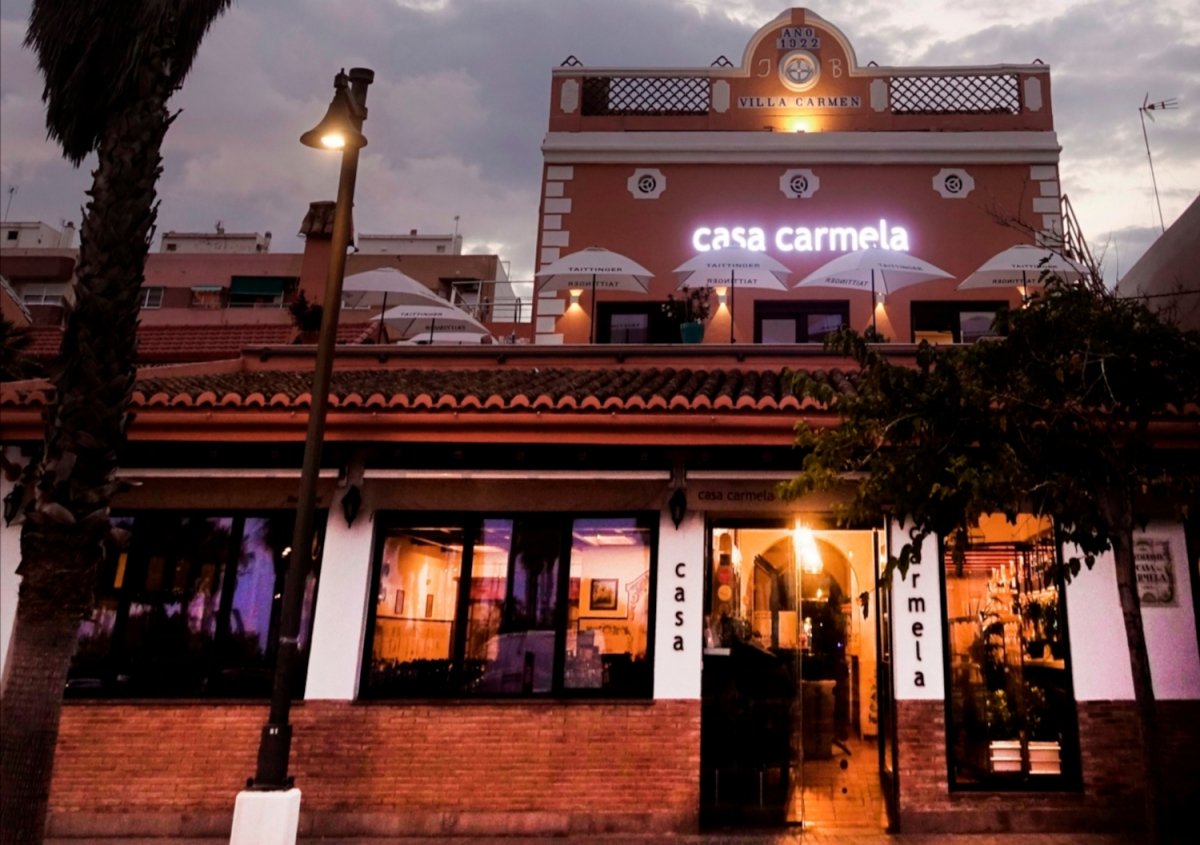 Fachada de Casa Carmela en La Malvarrosa de Valencia