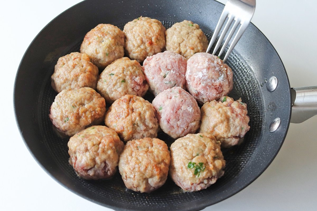 Freír las albóndigas de carne en salsa verde