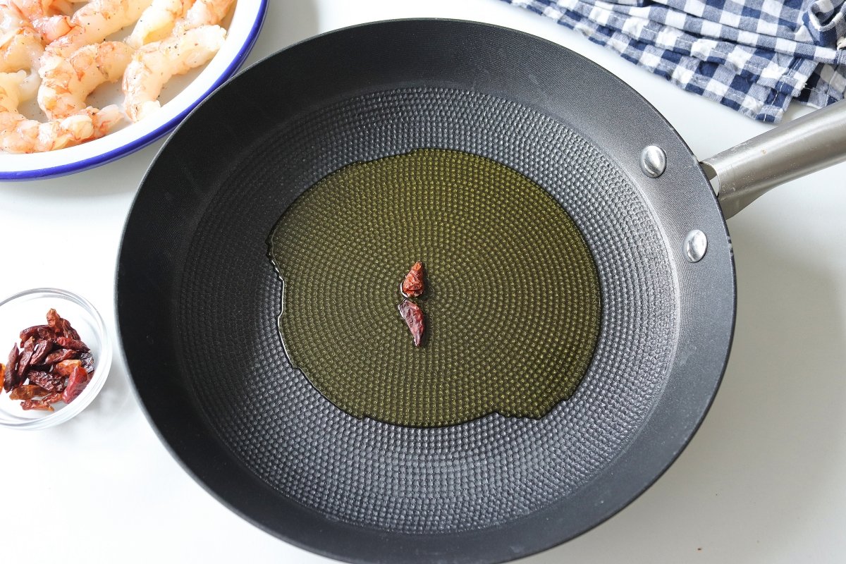 Freír cayenas para las gambas al ajillo