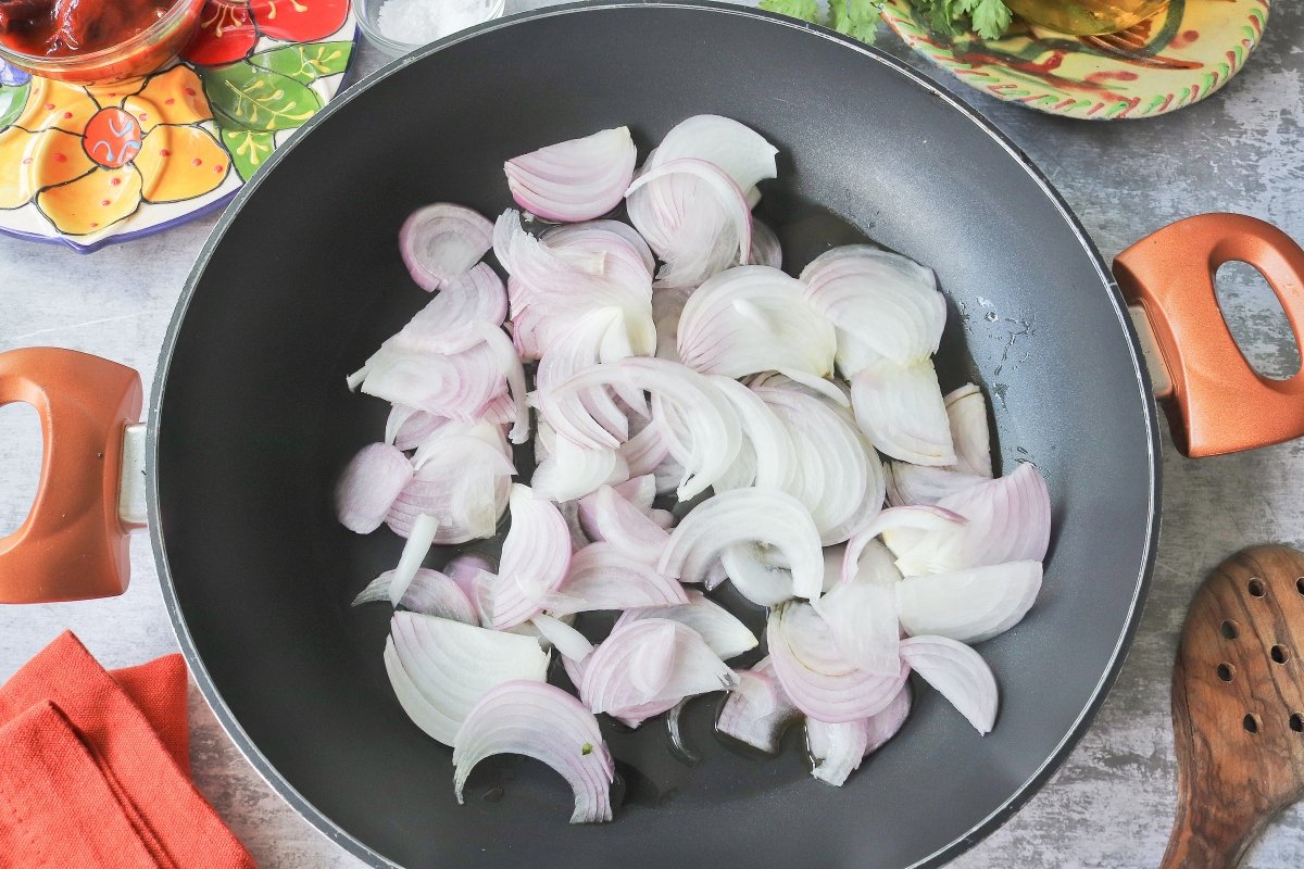 Freír cebolla tinga de pollo