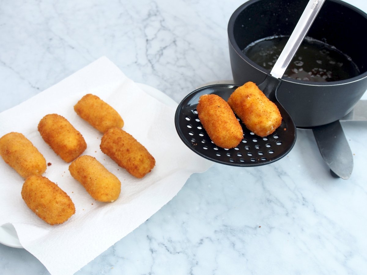 Freír las croquetas de jamón y queso