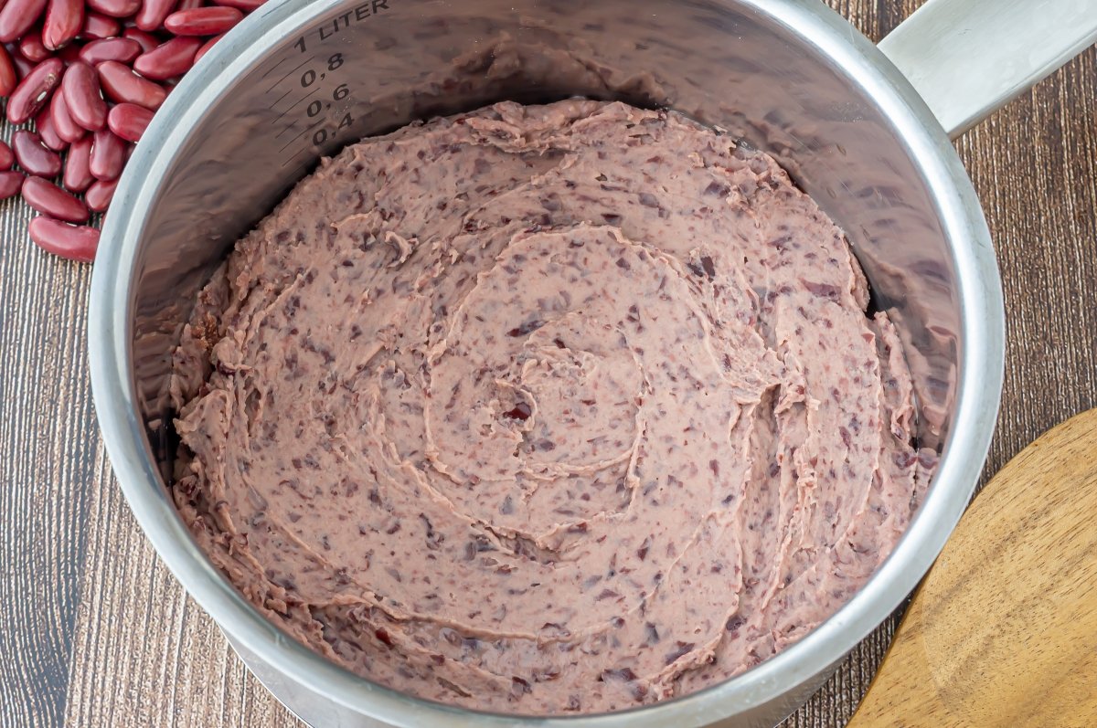Frijoles refritos para el relleno de las pupusas