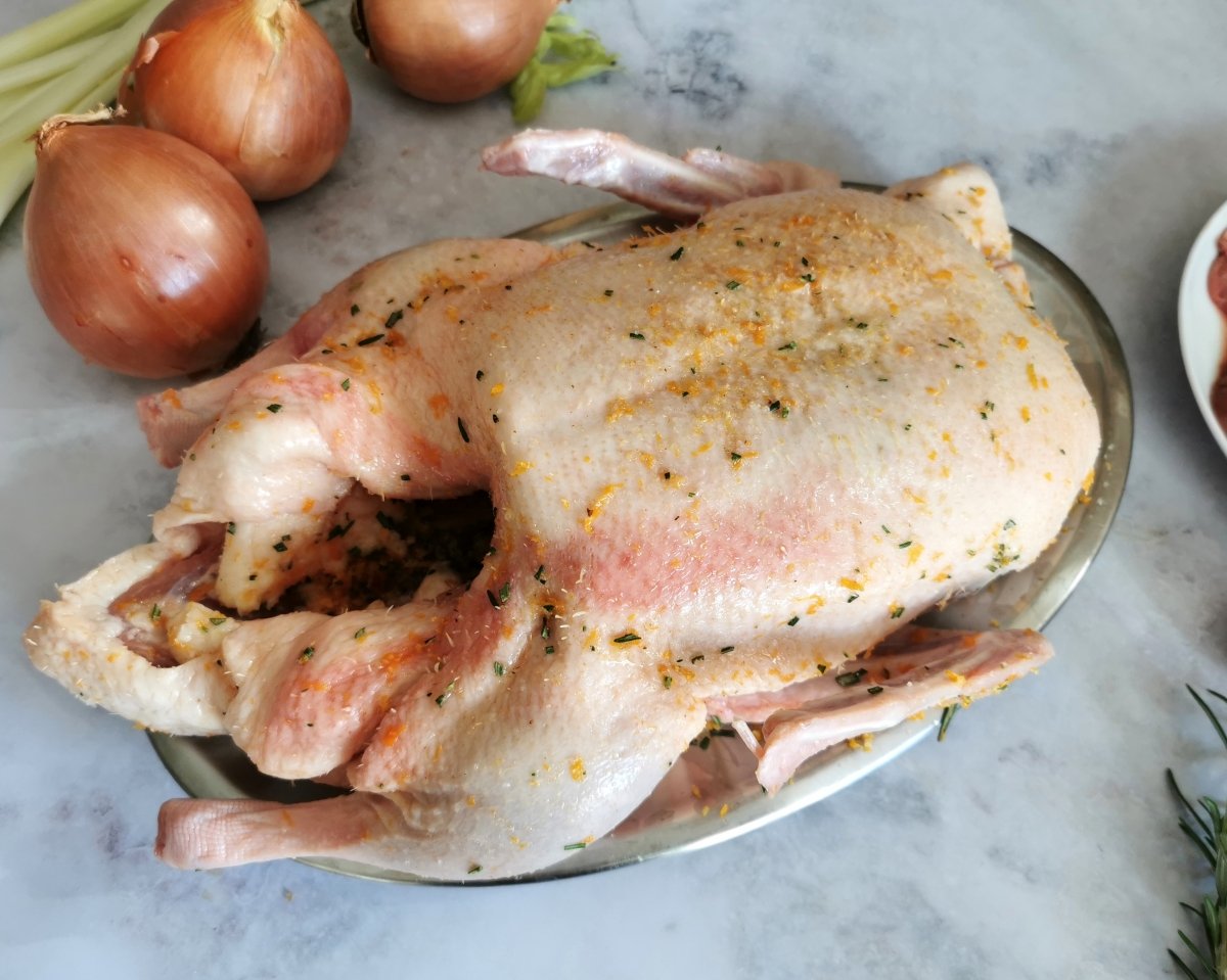 Frotar el pato por dentro y por fuera con esta sal aromática