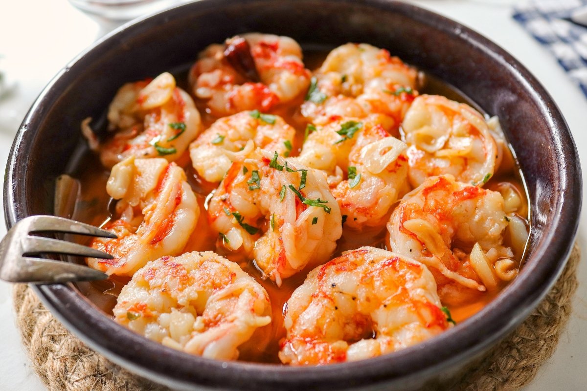 Añadir perejil a las gambas al ajillo