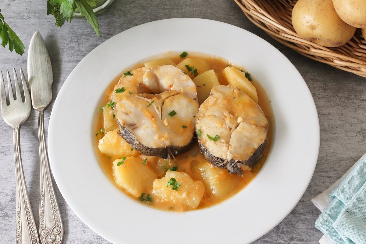 Guiso de merluza con patatas foto cerca