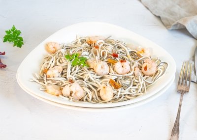 Gulas con gambas al ajillo