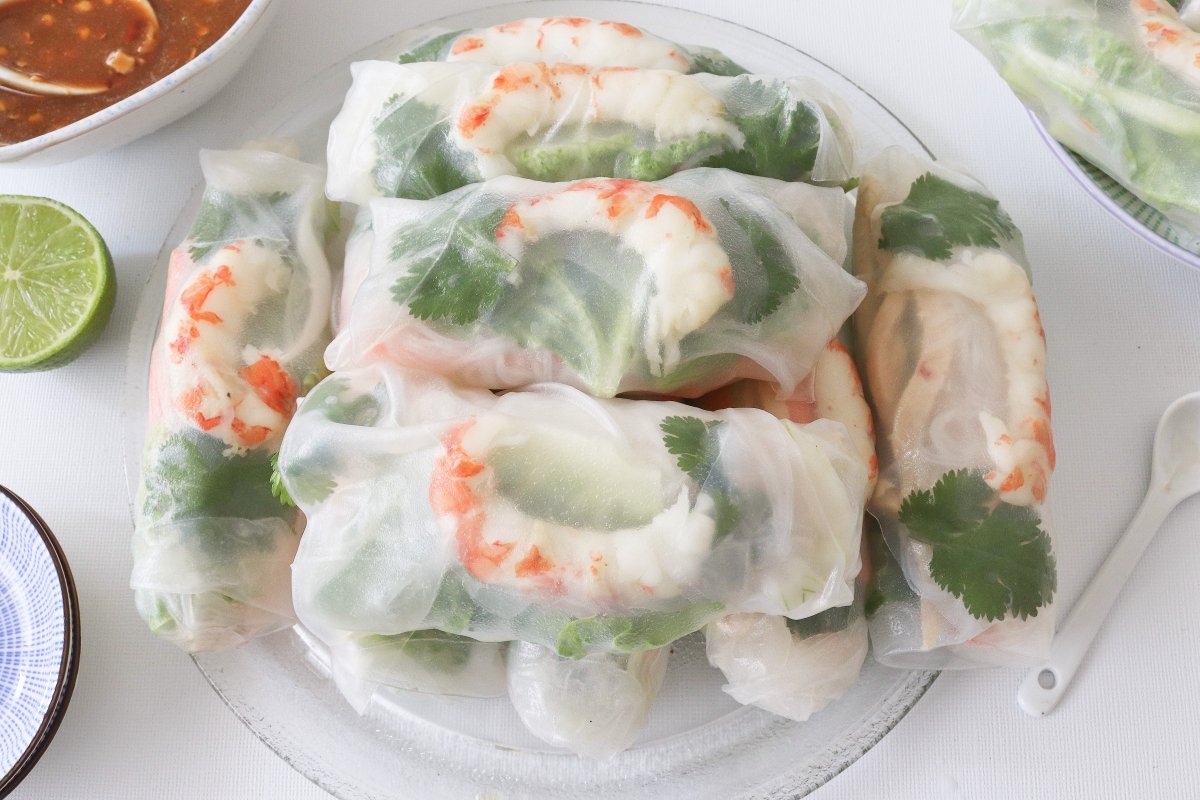 Hacer 12 rollitos vietnamitas