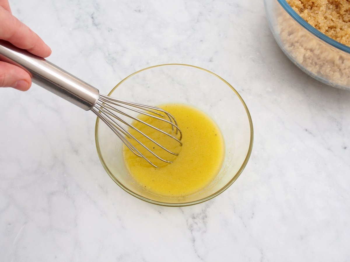 Hacer la vinagreta para la ensalada de quinoa