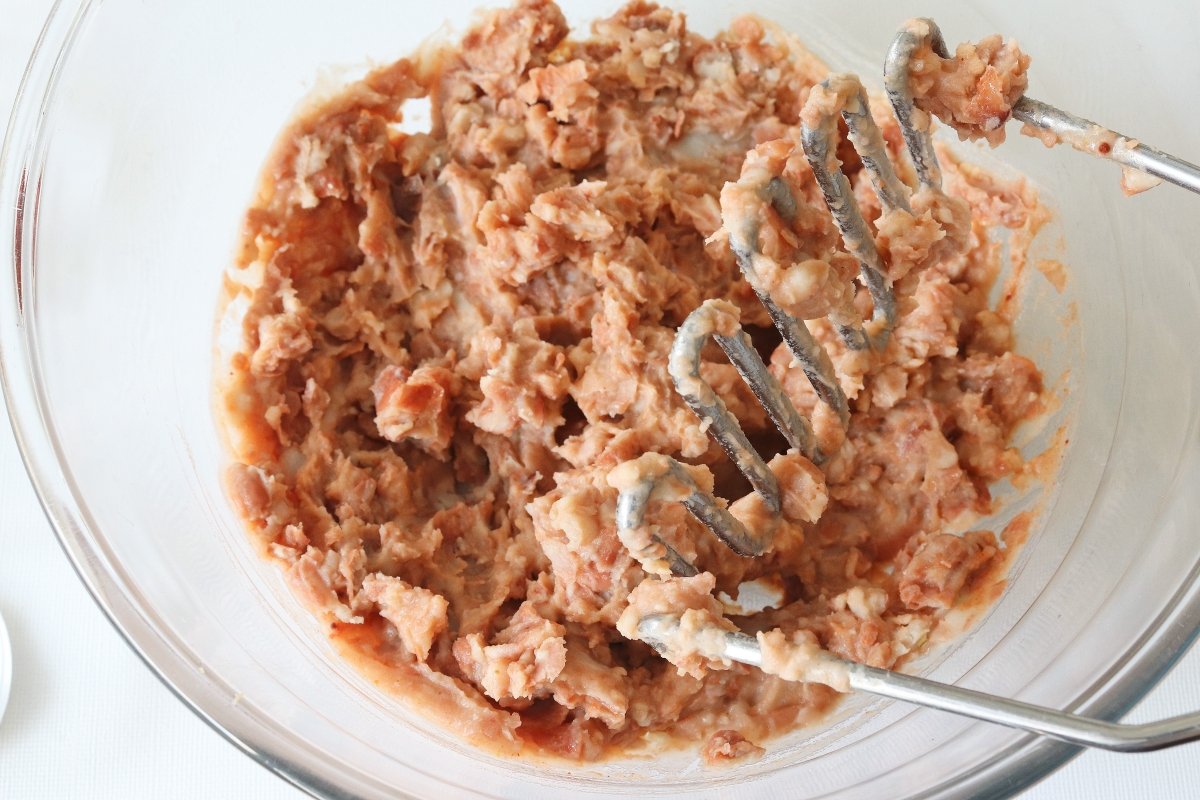 Hacer puré las judías pintas para la hamburguesa vegana