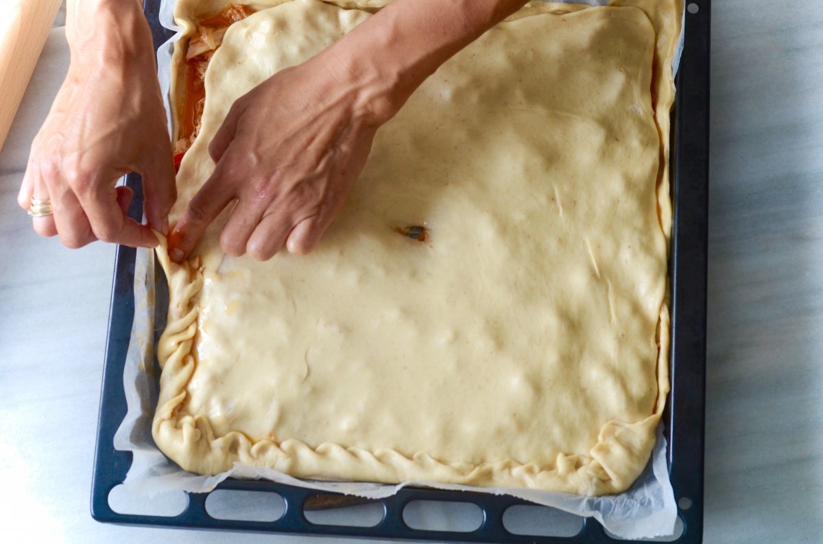 Haciendo los bordes de la empanada de bonito