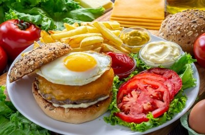 Hamburguesa de carne con huevo, tomate, queso y lechuga