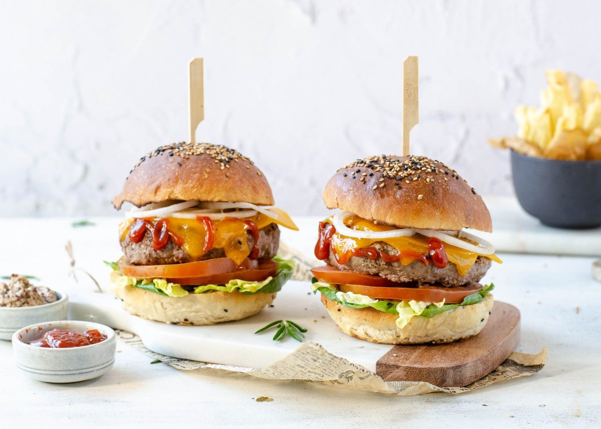 Hamburguesas al carbón con tomate
