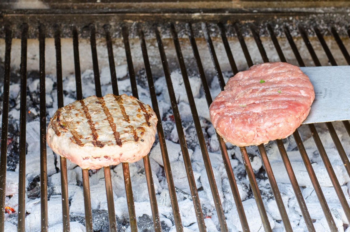 Hamburguesas al carbón en la parrilla