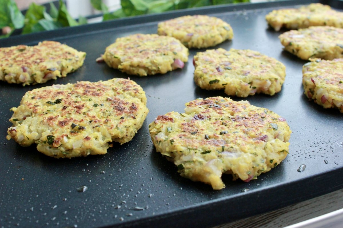 Hamburguesas de calabacín haciéndole a la plancha