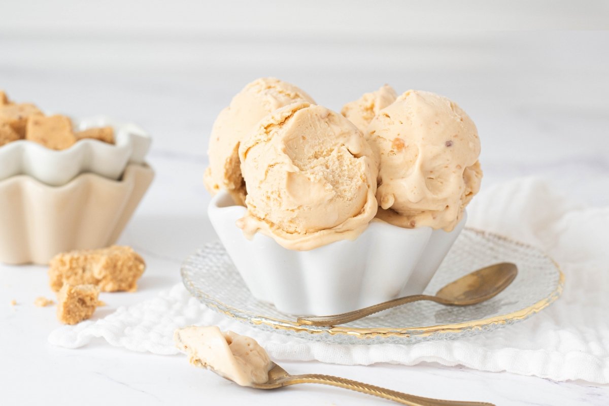 Helado de turrón listo para servir
