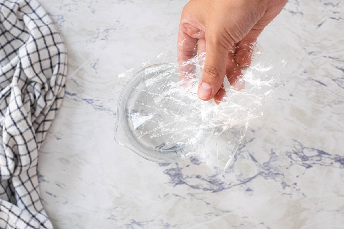 Hidratamos la gelatina para la mousse de la tarta de naranja