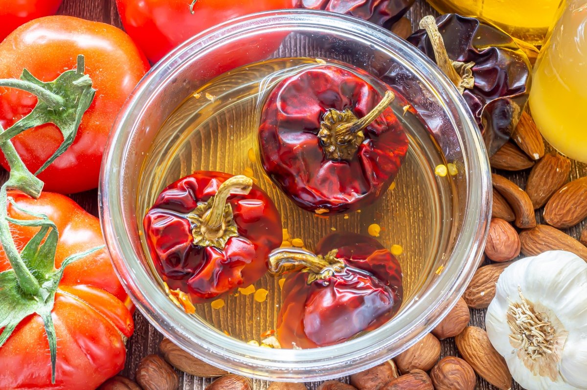 Hidratar las ñoras para la salsa romesco