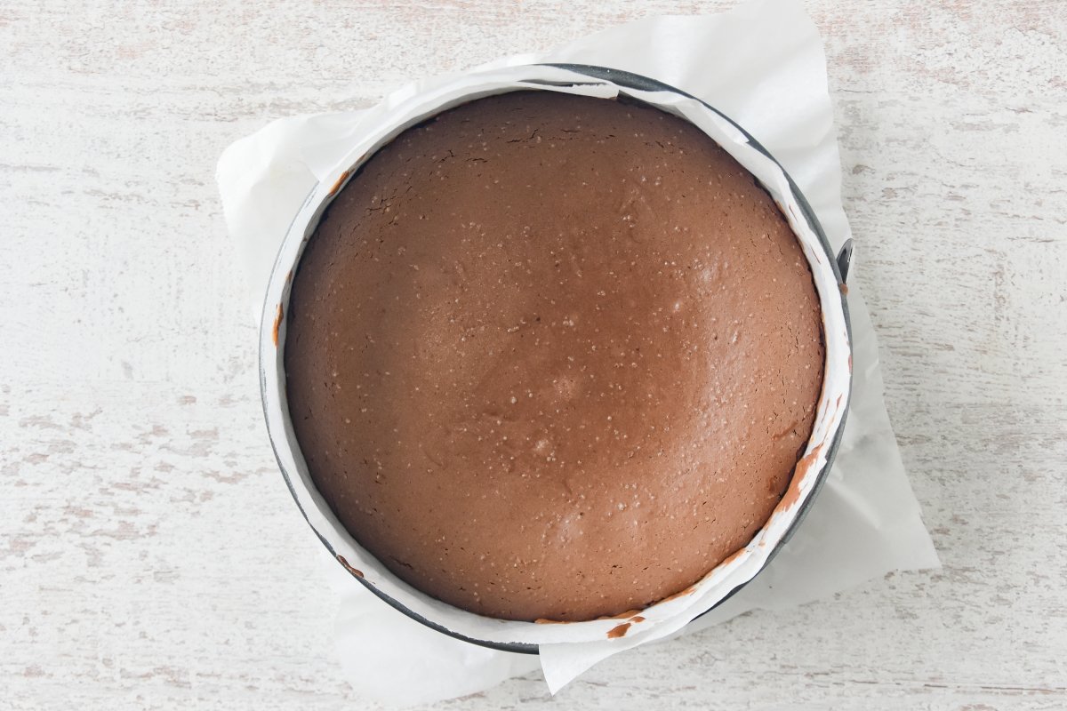 Horneamos la cheesecake de chocolate y dejamos enfriar