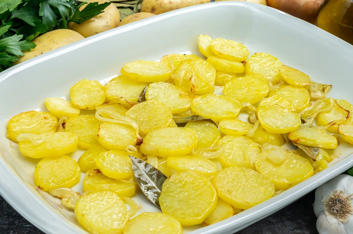 Hornear las patatas y la cebolla