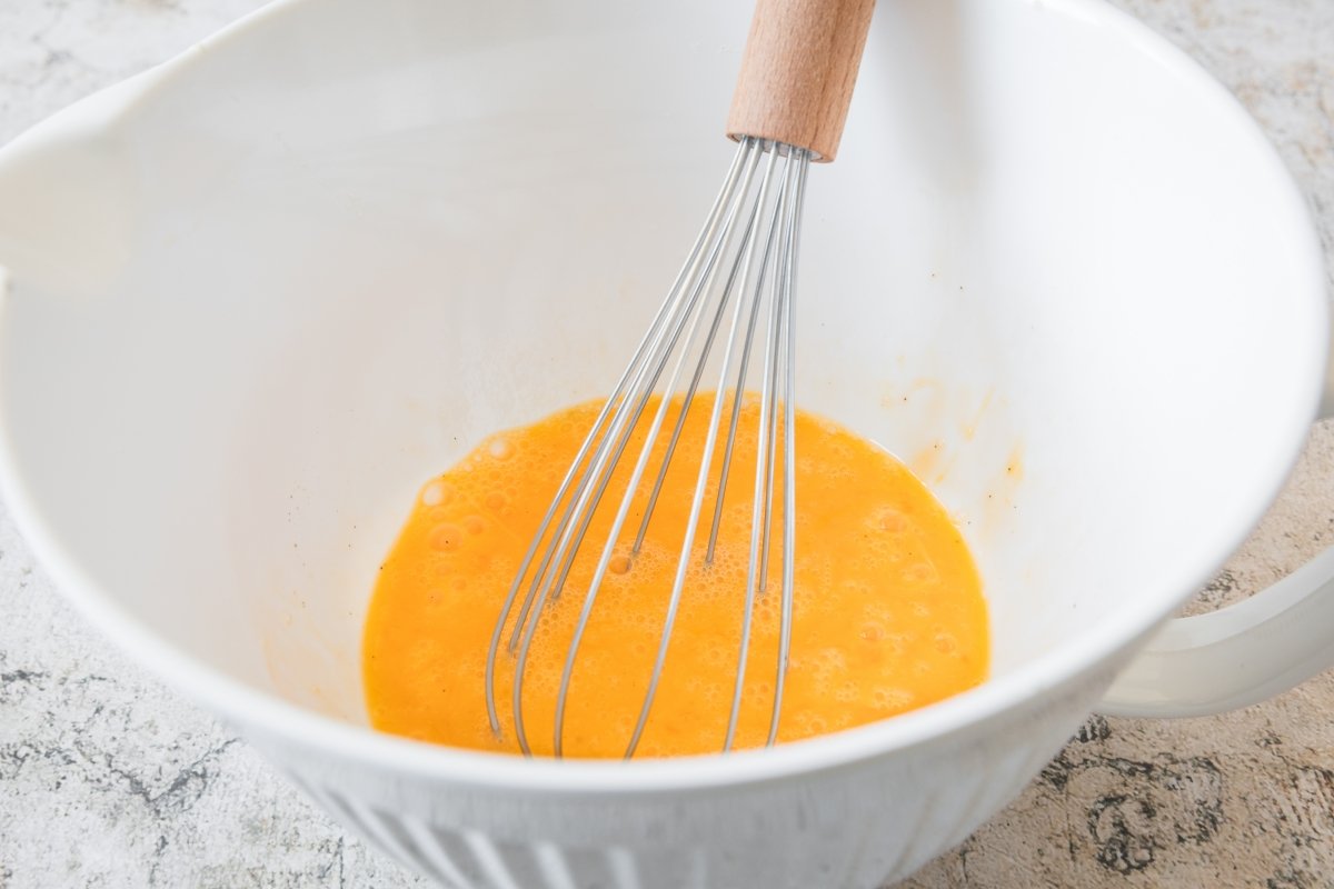 Huevos batidos para el revuelto de espárragos trigueros