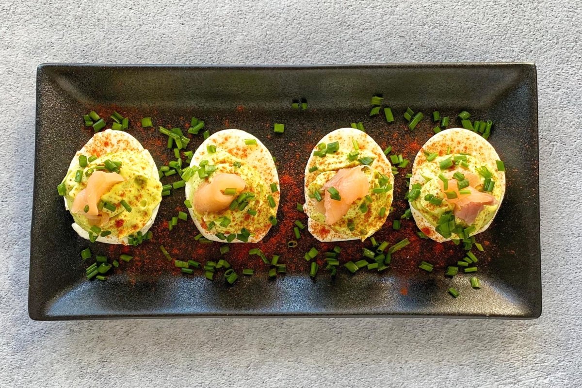 Huevos rellenos con salmón y con aguacate