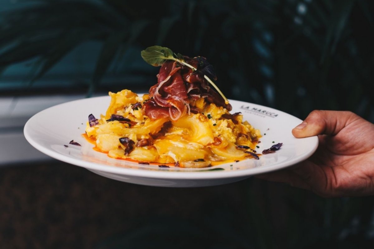 Huevos rotos con jamón y patatas panadera de La Maruca en Madrid