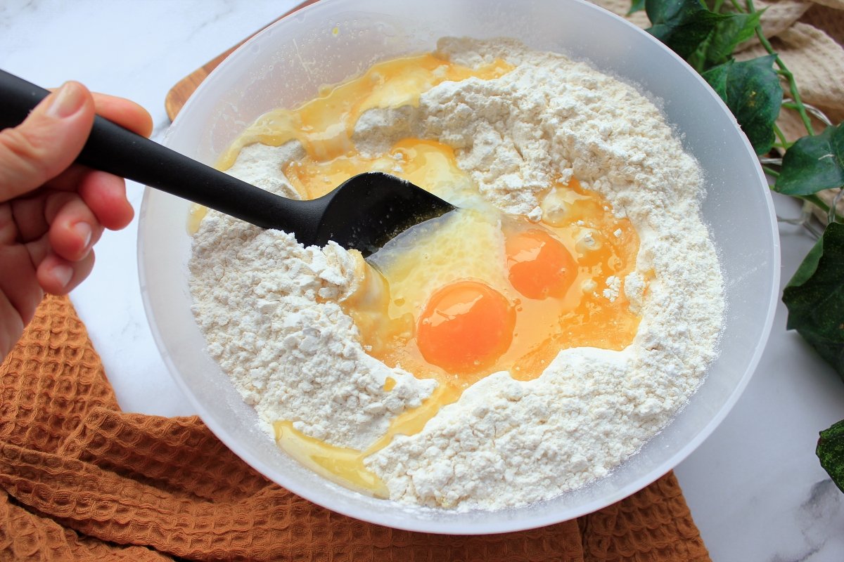 Incorporación de los ingredientes líquidos al bol con el resto de ingredientes