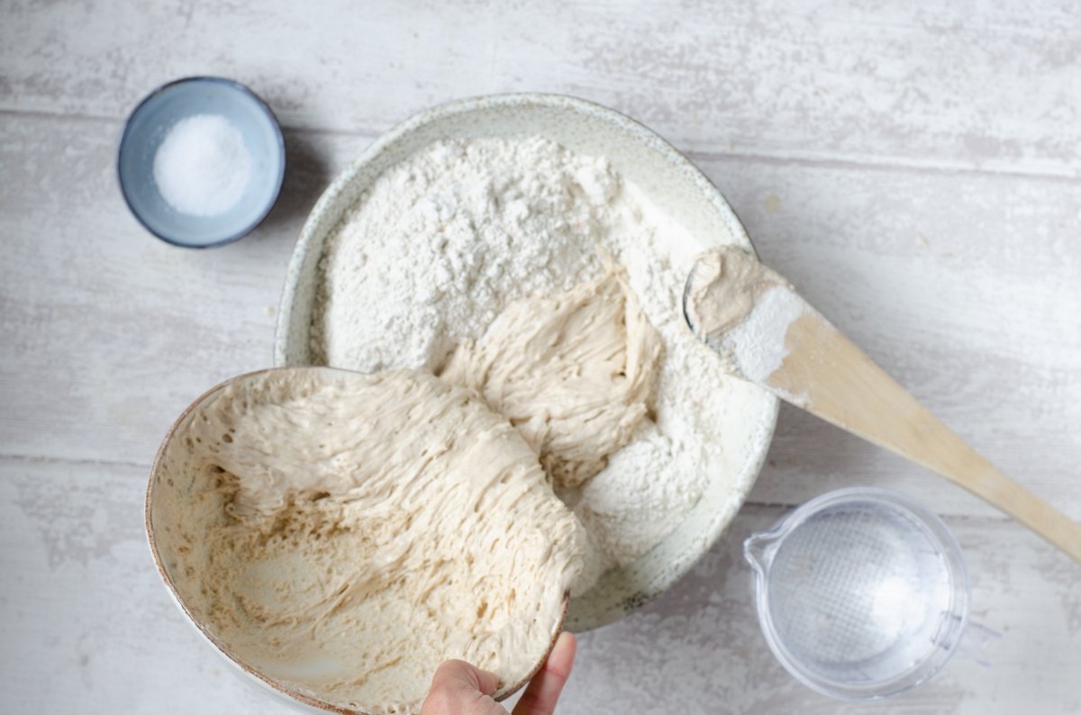 Incorporando el fermento de centeno al resto de ingredientes del pan de centeno